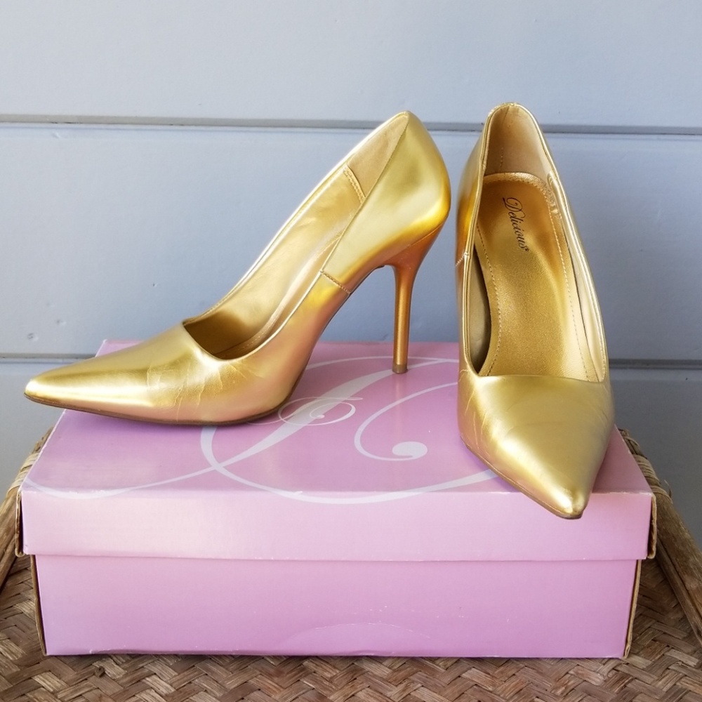 *Donated* Delicious Gold 4" High Heel 7.5